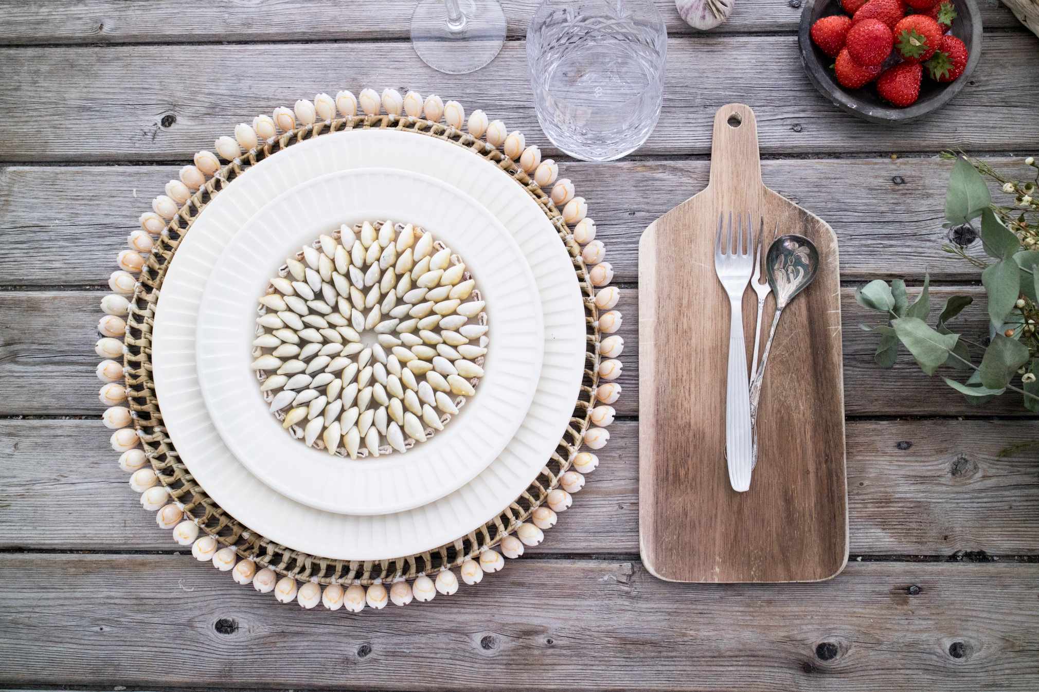 Steg for steg til sommerlig festbord, Steg for steg - sommerlig festbord, sommerlig festbord, festbord, Styling, Norske interiørbloggere, Norske matbloggere, Interior, Table decoration, Festbord, Festbord til 17. mai, konfirmasjonsbord, Sommerfest, Styling, Summer, Cozy Room, TGR, Søstrene Grene, Bordpynt, Sommerlig bordpynt, Hvordan pynte festbordet, Hvordan pynte bordet, Steg for steg, Trine Midtun Klisjéhjemmet, DIY
