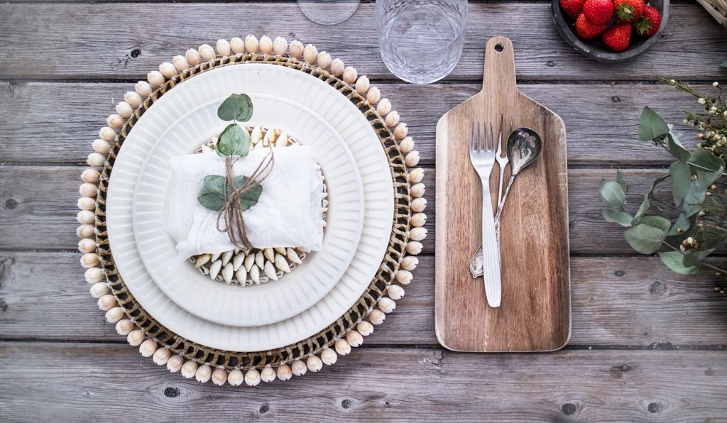 Steg for steg til sommerlig festbord, Steg for steg - sommerlig festbord, sommerlig festbord, festbord, Styling, Norske interiørbloggere, Norske matbloggere, Interior, Table decoration, Festbord, Festbord til 17. mai, konfirmasjonsbord, Sommerfest, Styling, Summer, Cozy Room, TGR, Søstrene Grene, Bordpynt, Sommerlig bordpynt, Hvordan pynte festbordet, Hvordan pynte bordet, Steg for steg, Trine Midtun Klisjéhjemmet, DIY