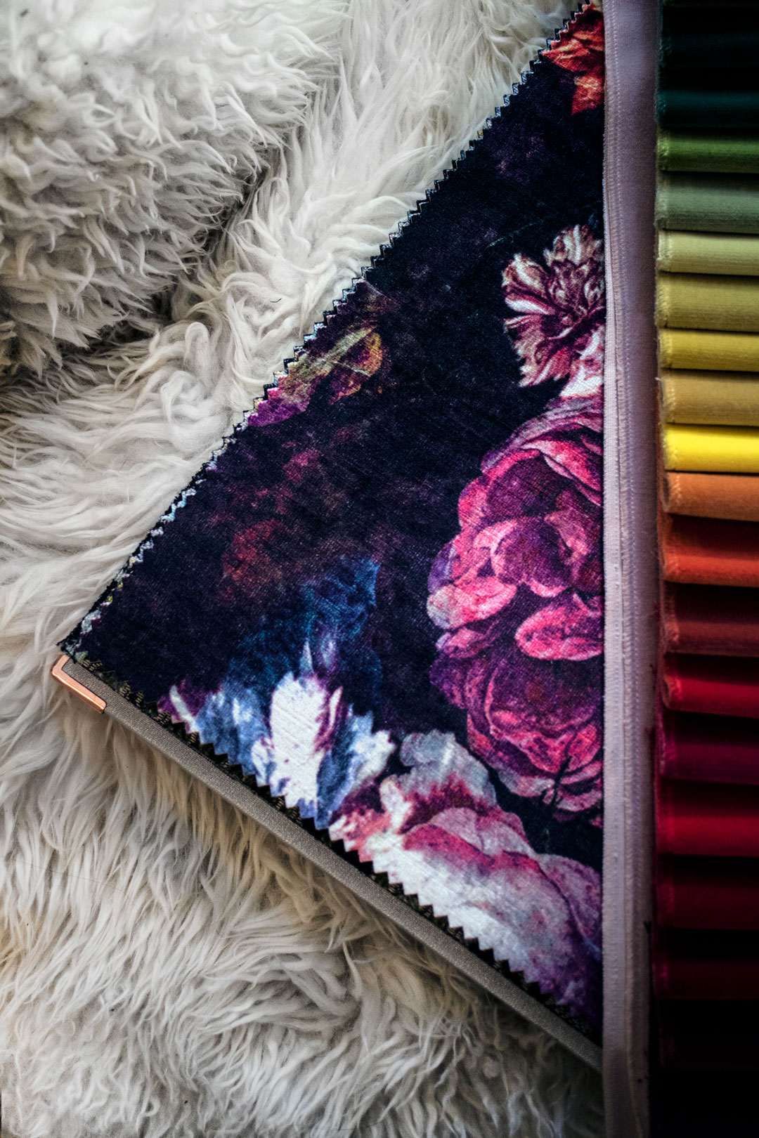 Tekstiler / Stoffprøver til gardiner og puter fra Poesi interiør