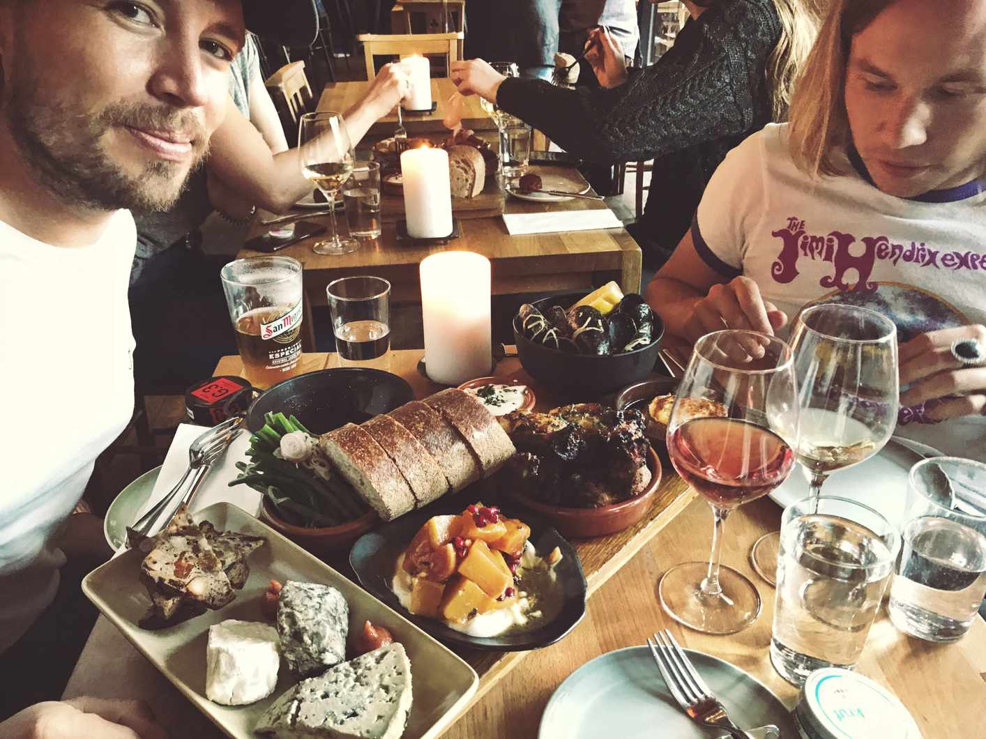 Overraskelsesfest og konfetti for Frank og innflytting i leiligheten. Sebastian og Frank