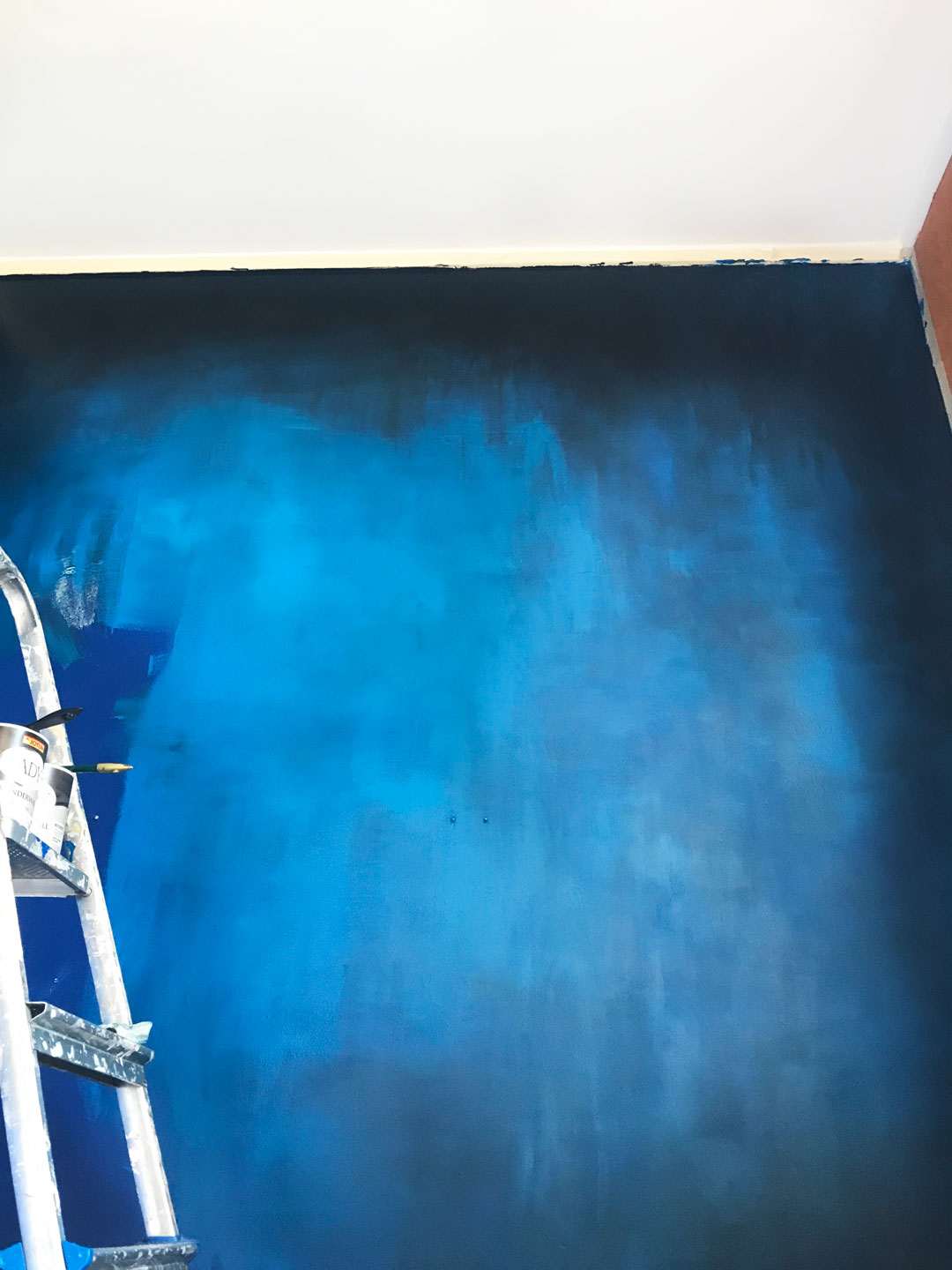 Detaljer av bakveggen på soverommet som er malt med to ulike blåfarger. Trine Midtun Klisjéhjemmet
