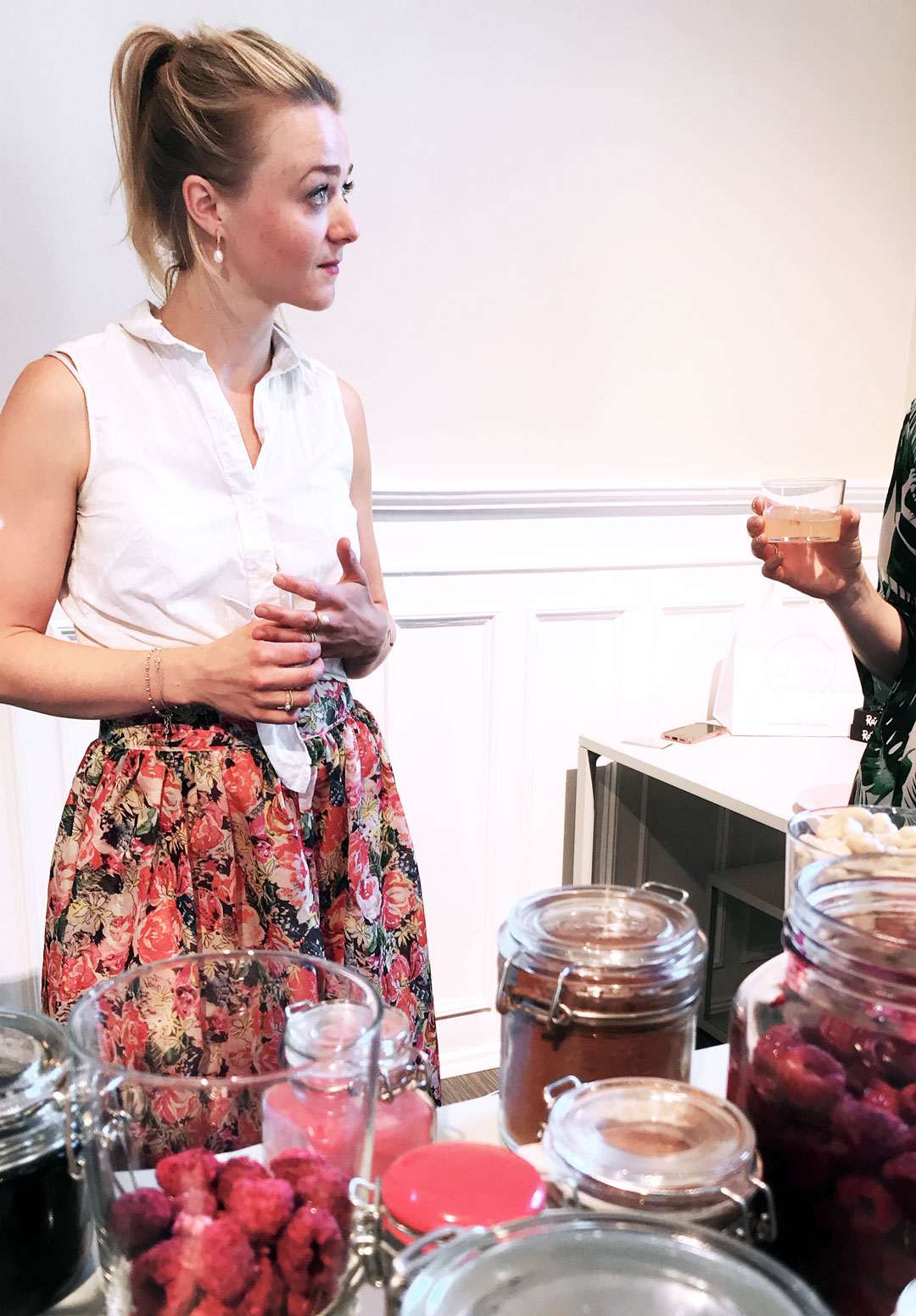 Den fargerike og glade Tiril Refsnes under workshop med HER Global Network. Tiril er gründeren bak Oslo Raw. 