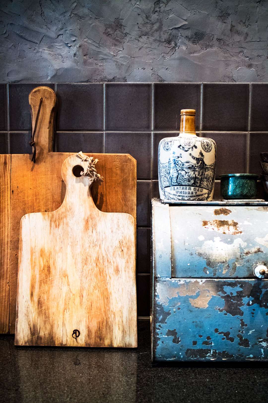 Oppussing av kjøkken, Maling av kjøkken, Svart kjøkken, DIY, Renovering av kjøkken, Trine Midtun Klisjéhjemmet, Brødboks og detaljer, Norske interiørbloggere, Interiør