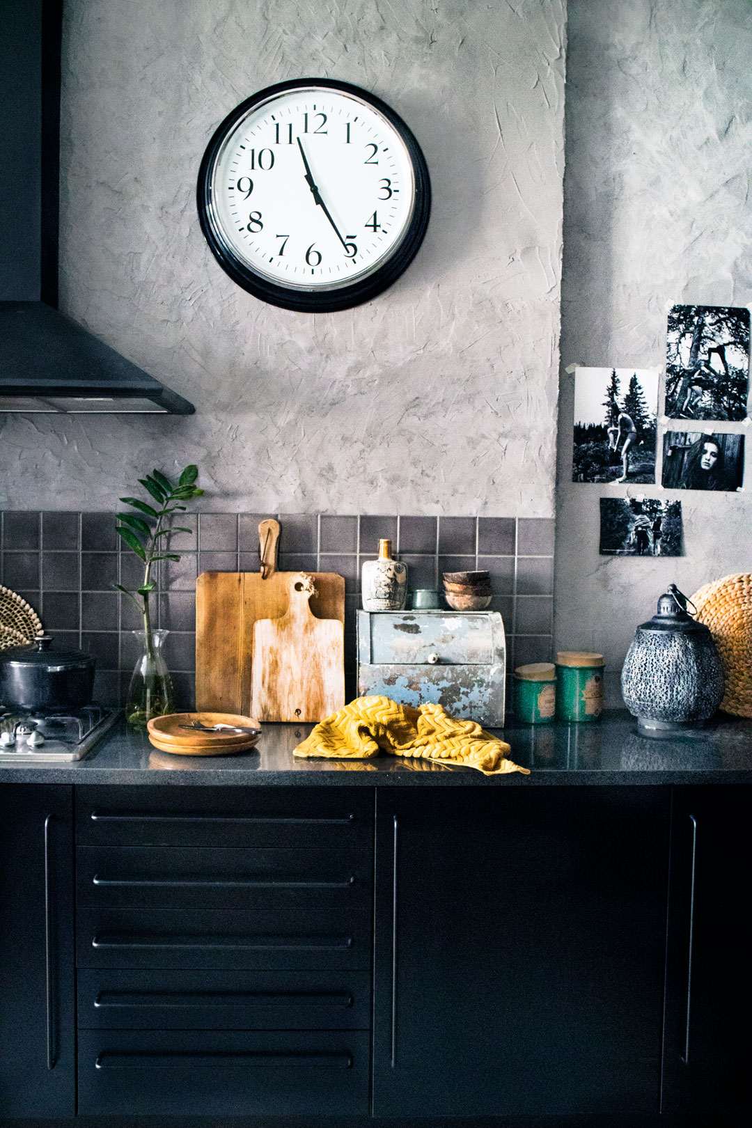 Oppussing av kjøkken, Maling av kjøkken, Svart kjøkken, DIY, Renovering av kjøkken, Trine Midtun Klisjéhjemmet, Oversiktsbilde kjøkkenbenk, Norske interiørbloggere, Interiør