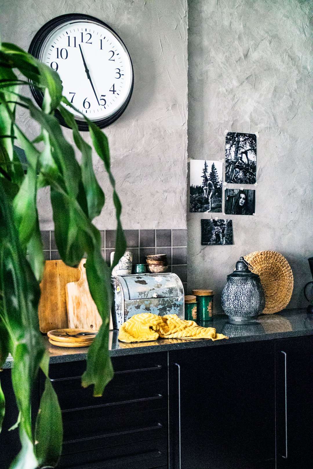 Oppussing av kjøkken, Maling av kjøkken, Svart kjøkken, DIY, Renovering av kjøkken, Trine Midtun Klisjéhjemmet, Nærbilde av kjøkkenbenk, Norske interiørbloggere, Interiør