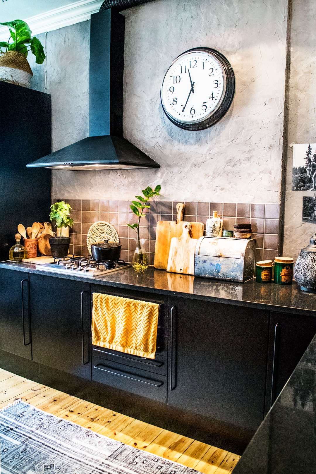 Oppussing av kjøkken, Maling av kjøkken, Svart kjøkken, DIY, Renovering av kjøkken, Trine Midtun Klisjéhjemmet, Oversiktsbilde mot venstre, Norske interiørbloggere, Interiør